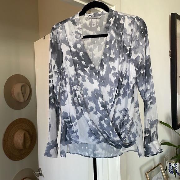 Beautiful wrap blue pattern wwrap top - Picture 3 of 6